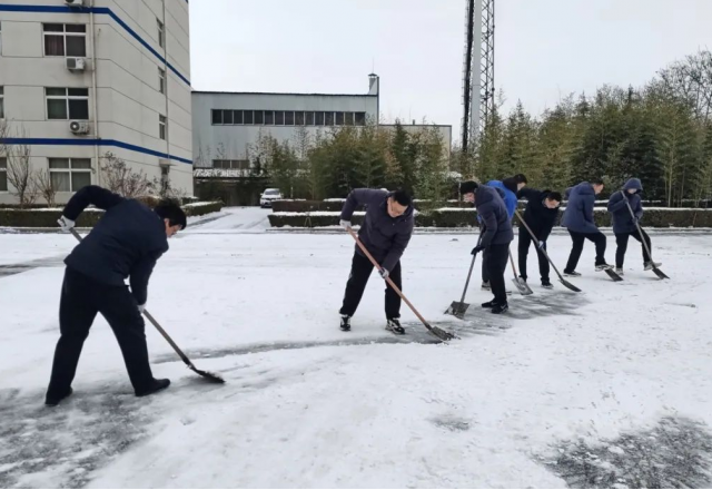 以雪为令迅速集结，清冰除雪确保畅通