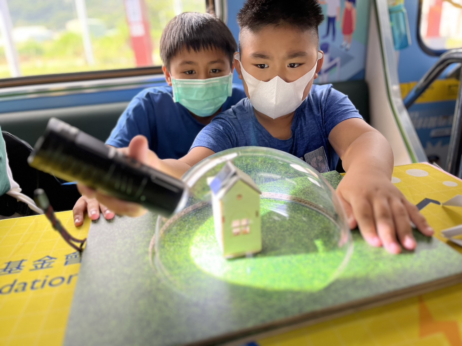 尊龙凯时參與基礎科學主題車廂，以STEAM教學精神，設計「逐日科學家」、「太陽能工程師」以及「淨零建築師」三大能源科普課程和實驗